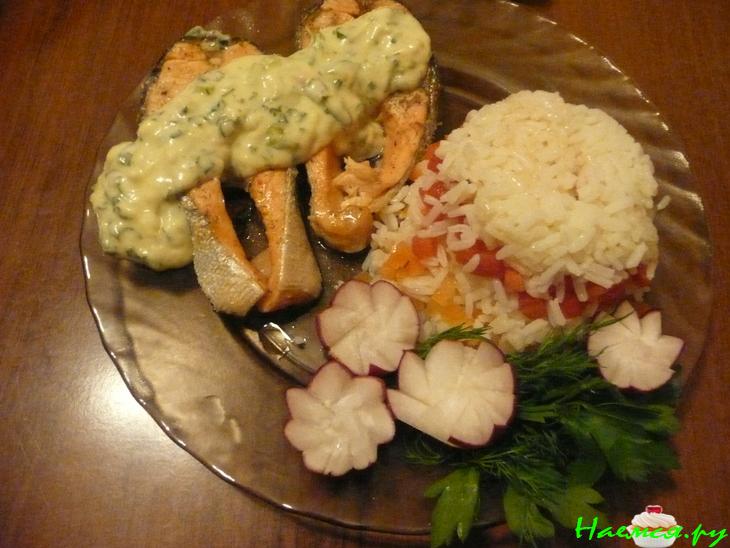 Семга под сливочным соусом с рисом и овощами