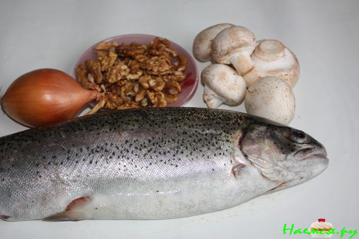 Форель фаршированная грибами и орехами с луком