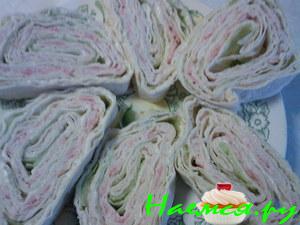 Закусочный рулетик с икрой мойвы