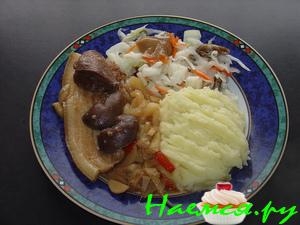 Бекон с сердечком и почками в луковом соусе