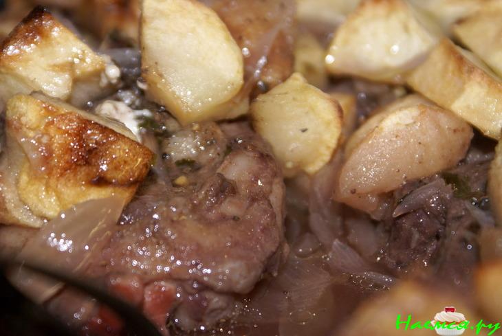 Баранья шейка запеченная с яблоками в листьях карри