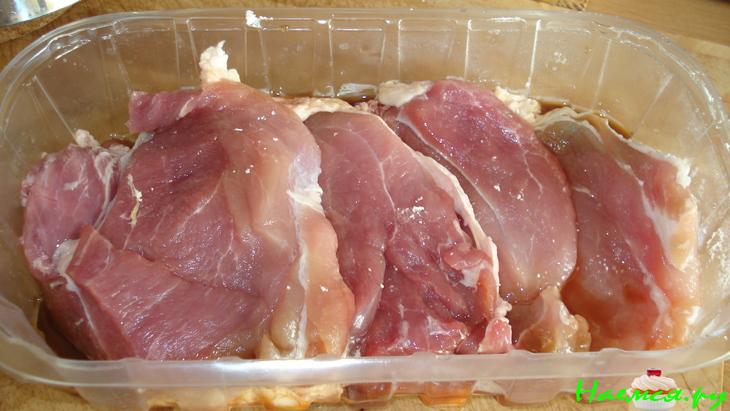 Мясо, запечённое в сметане с айвой