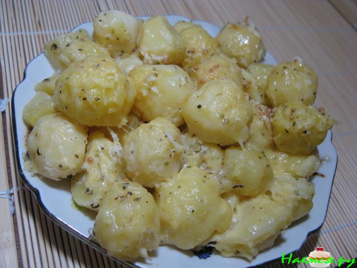 Картофель запечённый с заливкой и сыром