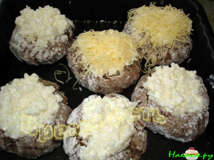 "Гнезда" из фарша, риса и сыра