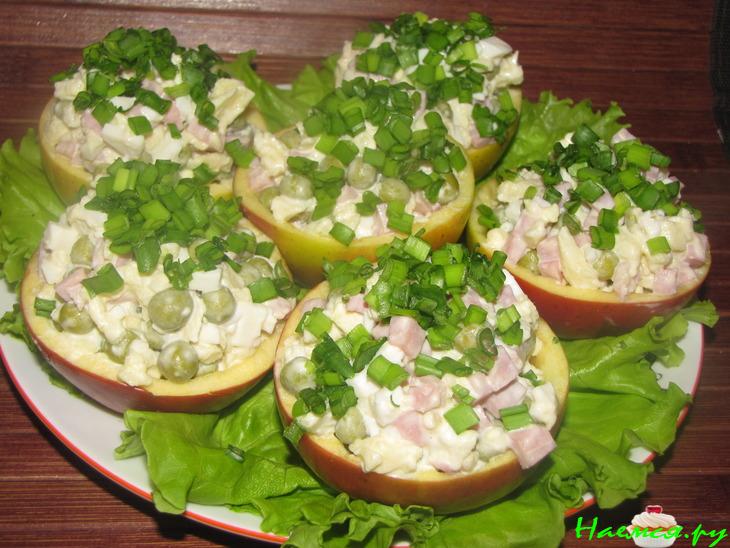 Яблоки, фаршированные салатом