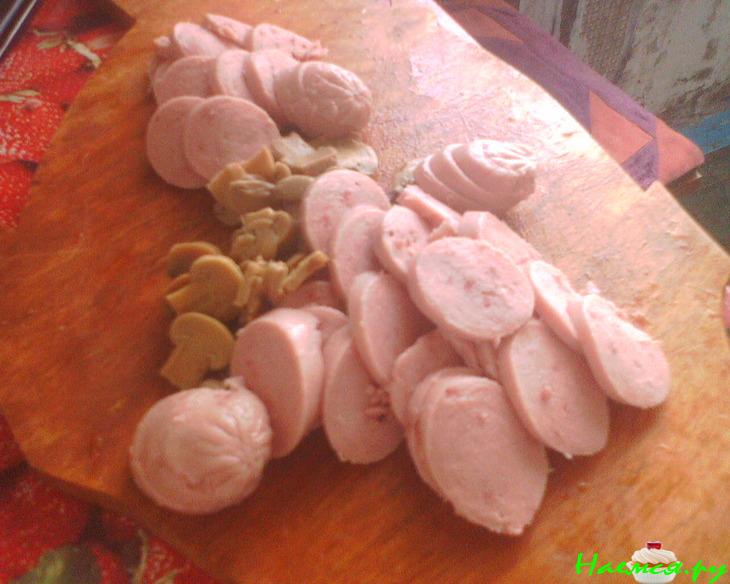 Пицца мясная с консервированным салатом из сладкого перца и риса