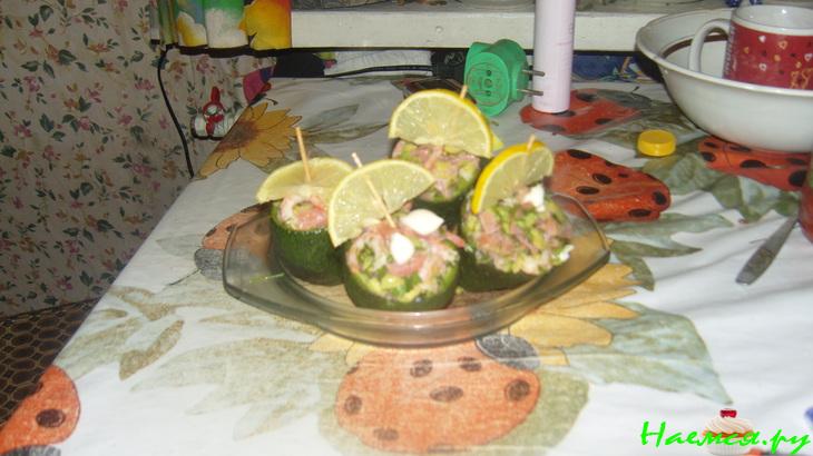 Салат в авокадо "Дары моря"