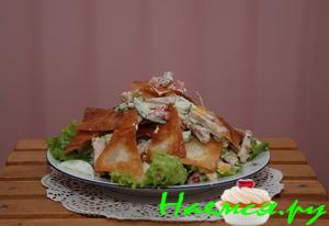 Салат с хрустящим лавашем и свининой