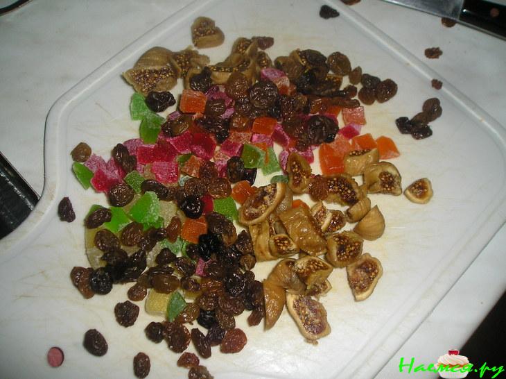 Кулич с инжиром, цукатами и изюмом