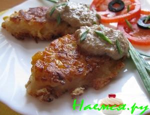 Постные луковые котлеты с грибным соусом