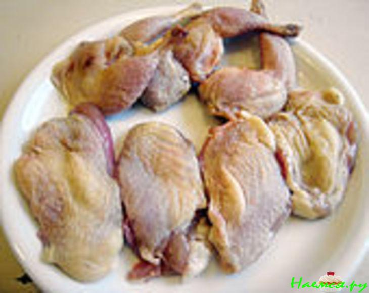 Перепёлки с помидорами и спаржей