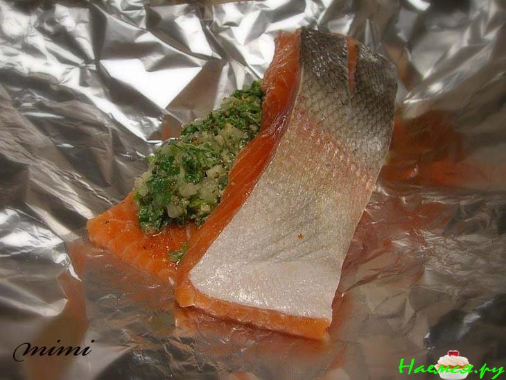 Форель с фундуком и беконом