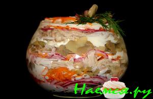 Салат слоеный с шампиньонами и курицей