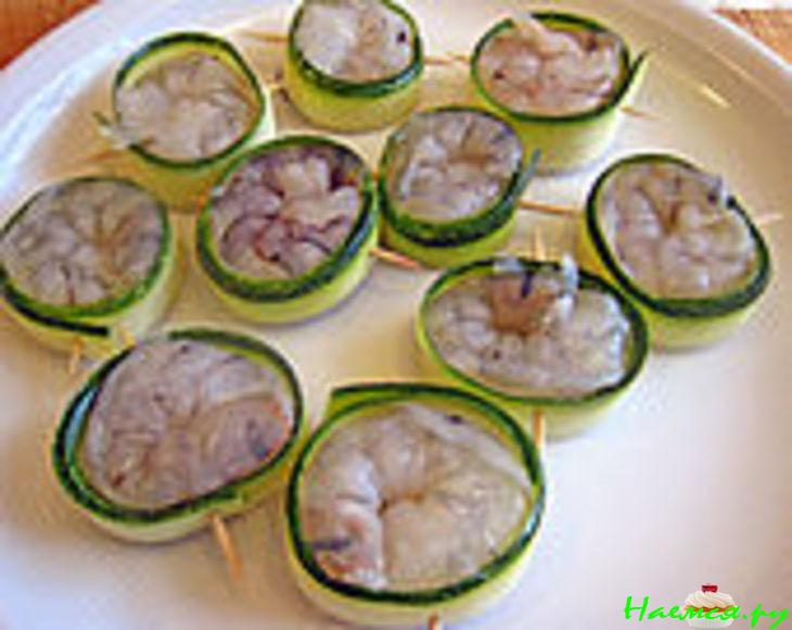 Креветки в кабачковой обёртке с соусом