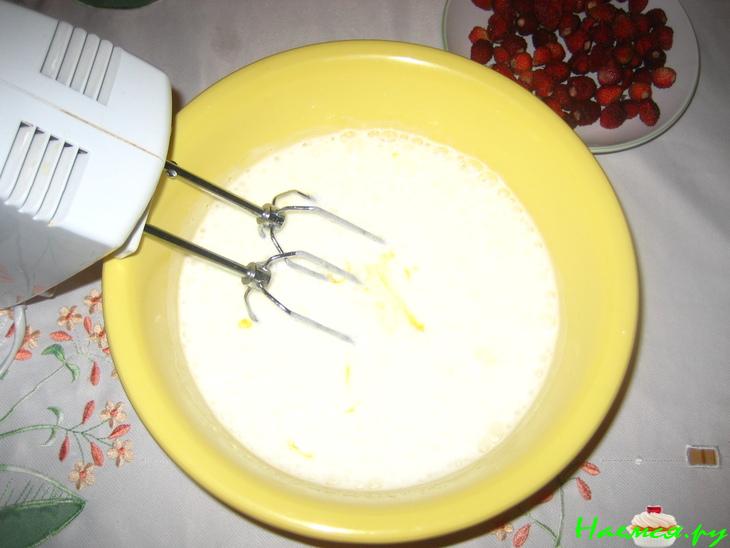 Шарлотка с персиками и земляникой