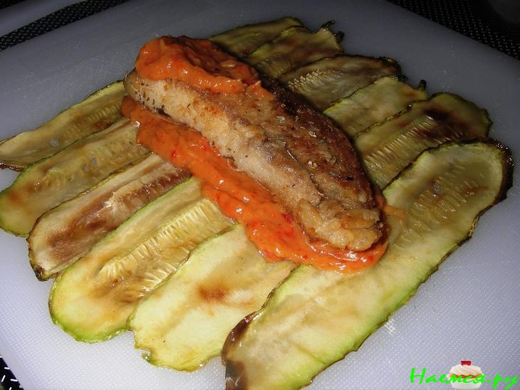 Тилапия запеченная с кабачками и соусом из айвы