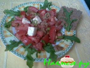 Просто салатик с помидорами, рукколой и моцарелой Просто салатик с помидорами, рукколой и моцарелой