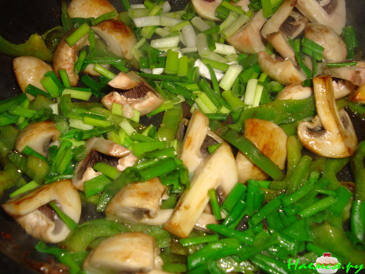 Говядина с шампиньонами,паприкой и луком (по-китайски)