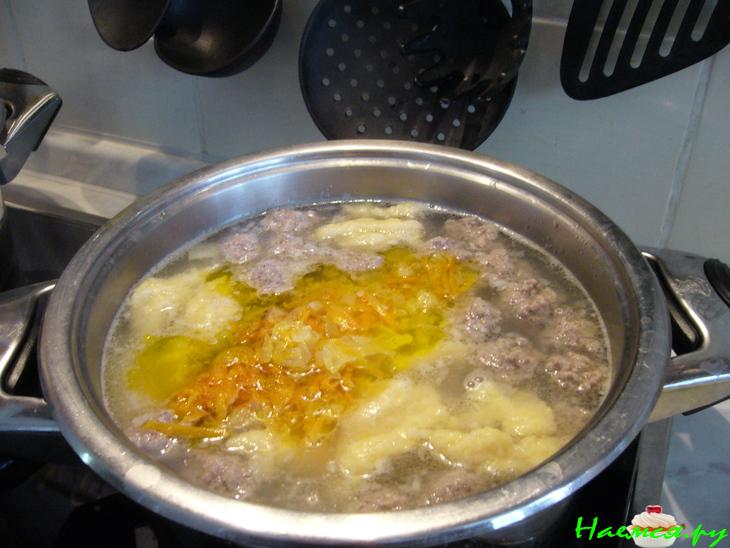 Суп с галушками и фрикадельками