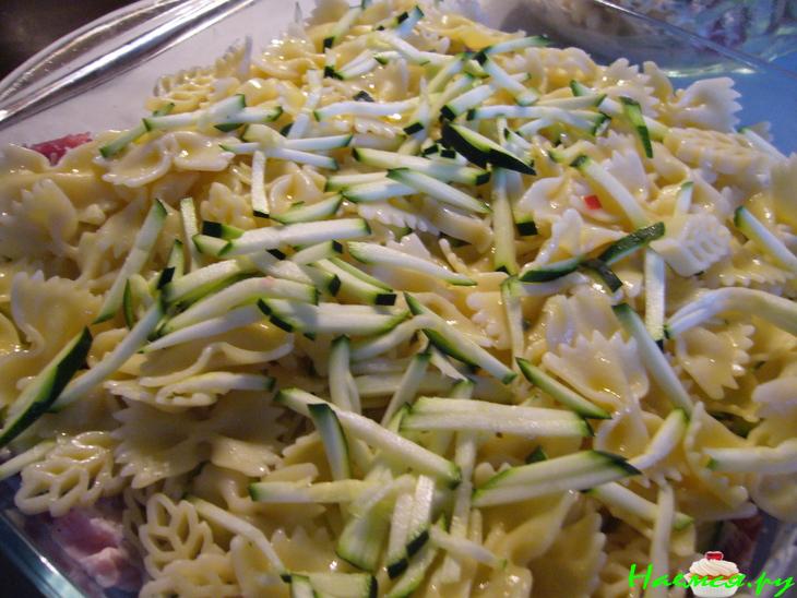 Мясо, запеченное под макронно-овощным гарниром, быстро и без особых хлопот