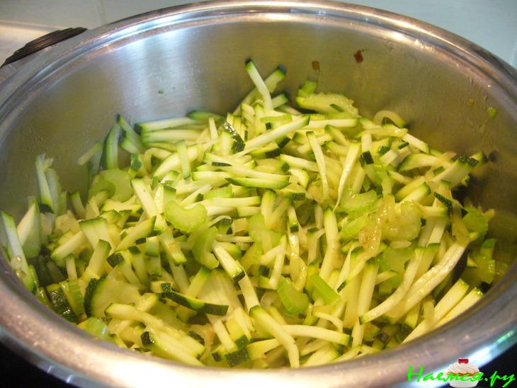 Суп-пюре из цуккини с молодым сахарным горошком