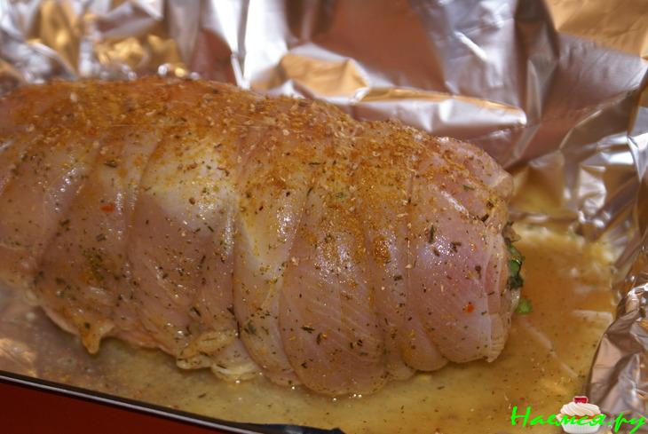 Рулет из индейки с чесноком и свекольными листьями