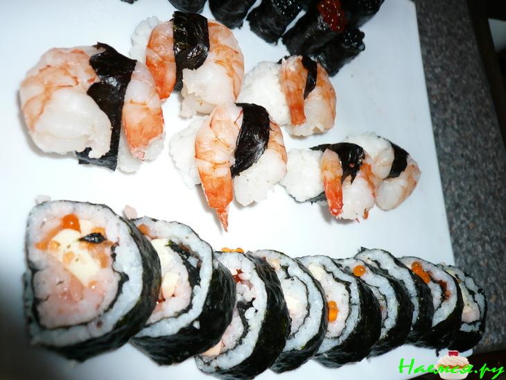 Суши-роллы с лососем