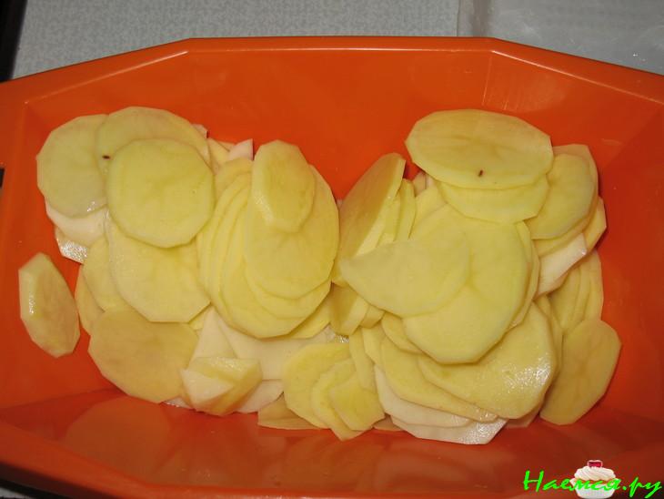 Слоеная запеканка с копченой рыбой