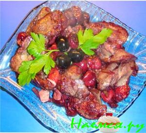 Куриная печёнка с вишней и луком пореем