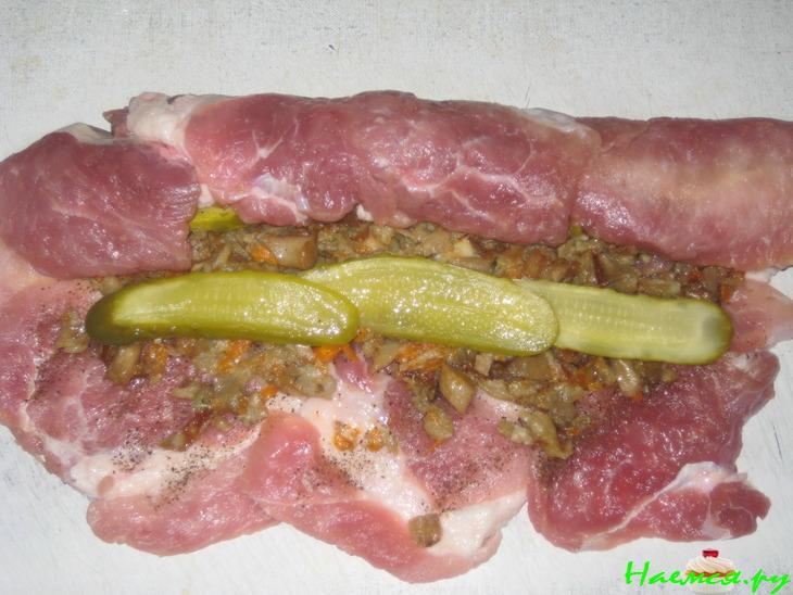 Свиной рулет с грибами и солеными огурцами