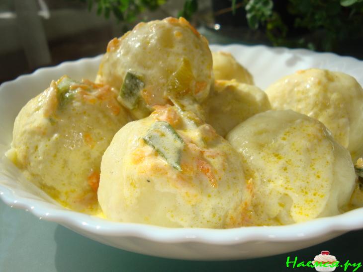 Картофельные кнедли с начинкой и соусом