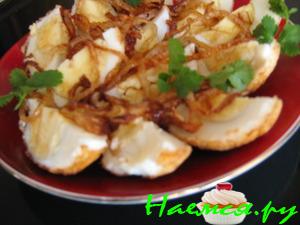 Закуска из жареных яиц, предварительно отваренных