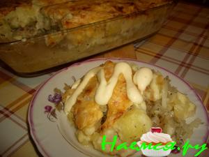 Запеканка с рыбой, картошкой и свежей капустой