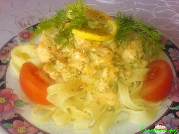 Паста в сливочном соусе с семгой и креветками