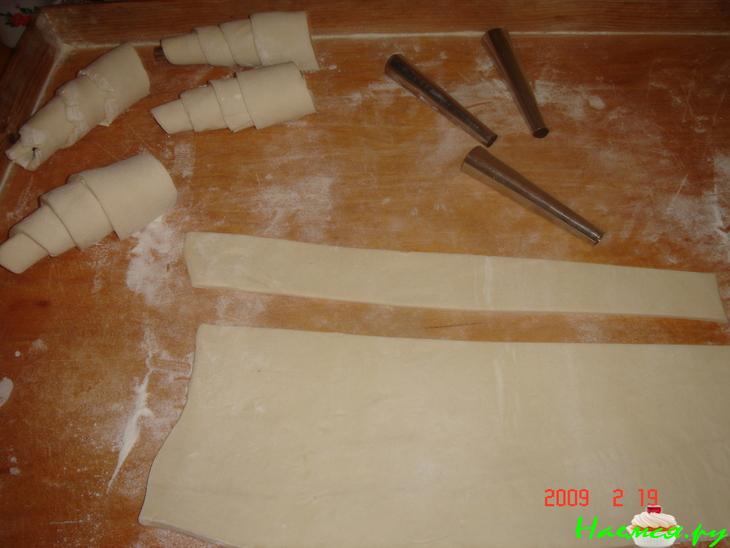 Слоеные трубочки и три вида крема