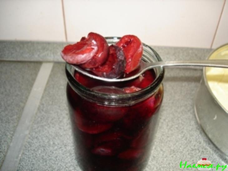 Сливовый пирог с ореховой посыпкой