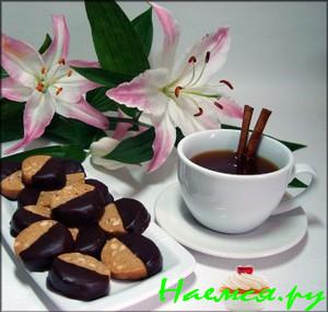 Пряное печенье с бразильским орехом и оздоровительным финиковым чаем