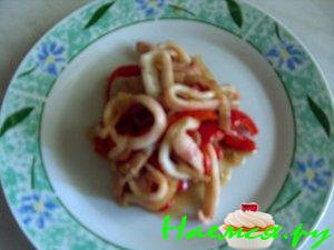 Кальмары в овощах
