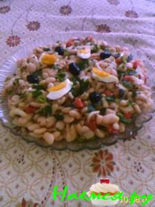 Салат из белой фасоли с овощами и яйцом