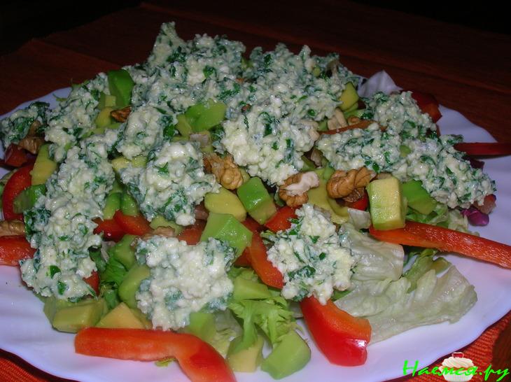 Сырный салат с авокадо, сладким перцем и грецкими орехами