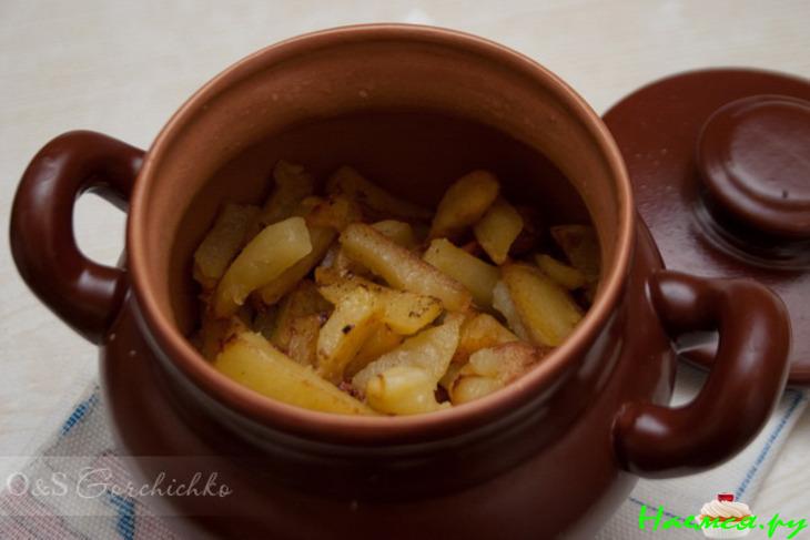 Мясо в горшочке под майонезом