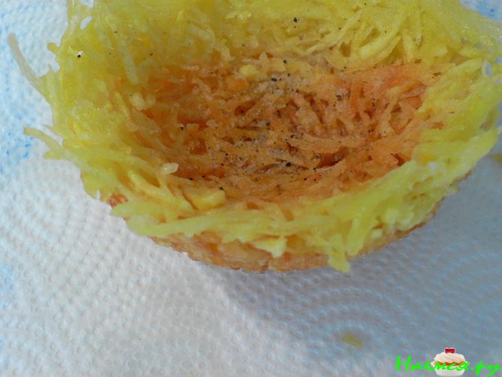 Картофельные гнезда с салатом