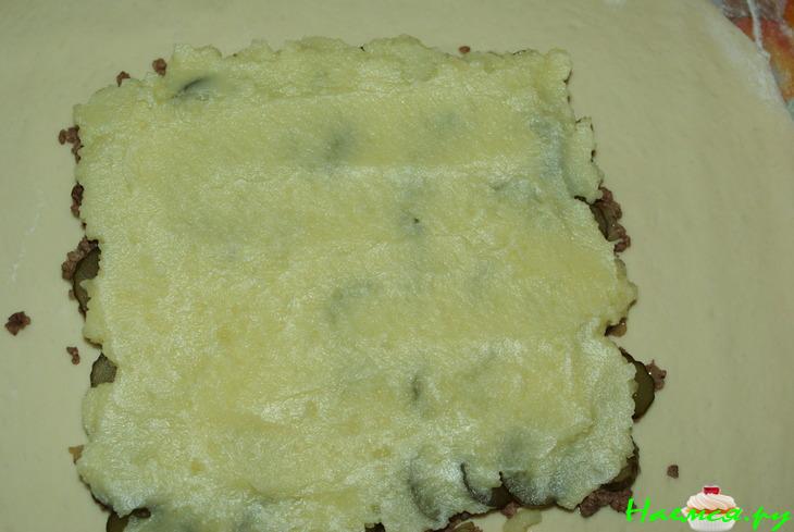 Пирог с картошкой, фаршем и солеными огурчиками