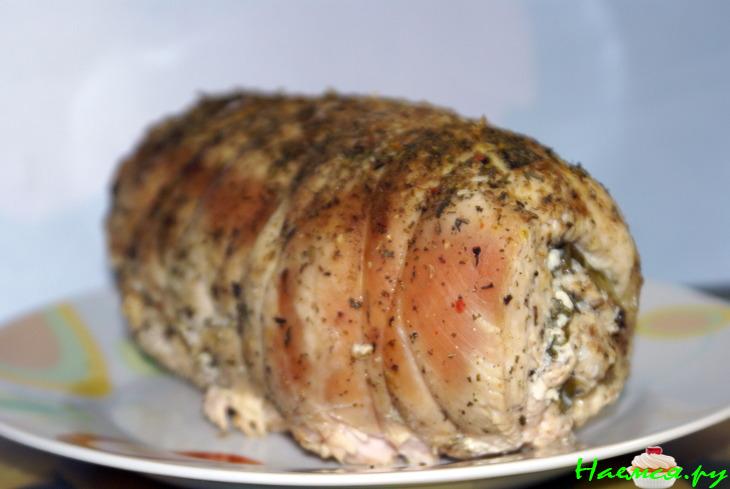 Рулет из индейки с чесноком и свекольными листьями