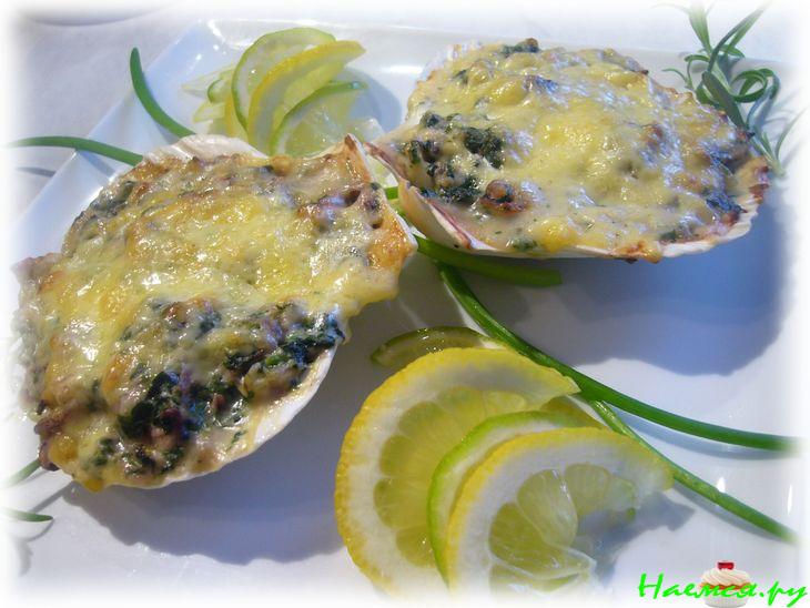 Морской коктейль со шпинатом под соусом бешамель