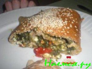 Рулет из цельной муки со шпинатом, фетой и помидорками черри Рулет из цельной муки со шпинатом, фетой и помидорками черри