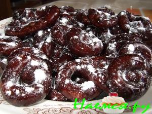 Шоколадные крендельки в сахарной пудре