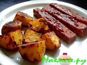 Запеченный картофель с колбасками "барбекю"