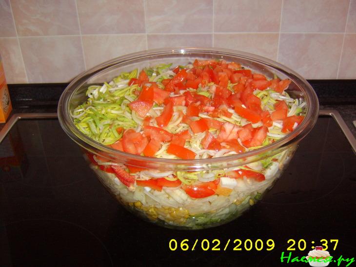 Слоёный салат с индюшиной ветчиной