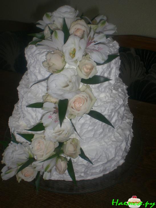Свадебный торт с живыми цветами Свадебный торт с живыми цветами